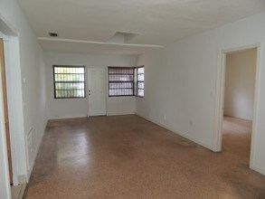 2243 Calais Dr in Miami Beach, FL - Foto de edificio - Building Photo