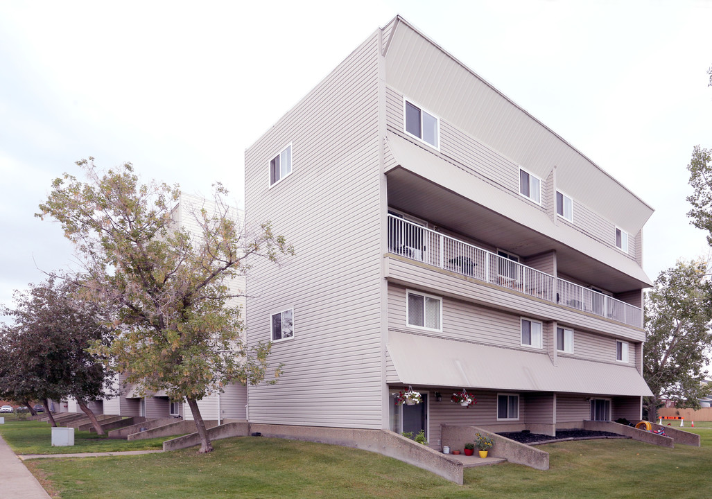 Corian Apartments in Edmonton, AB - Building Photo