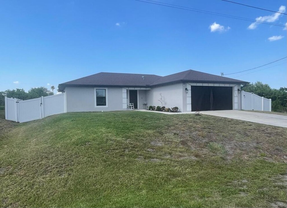 3014 13th St SW in Lehigh Acres, FL - Foto de edificio