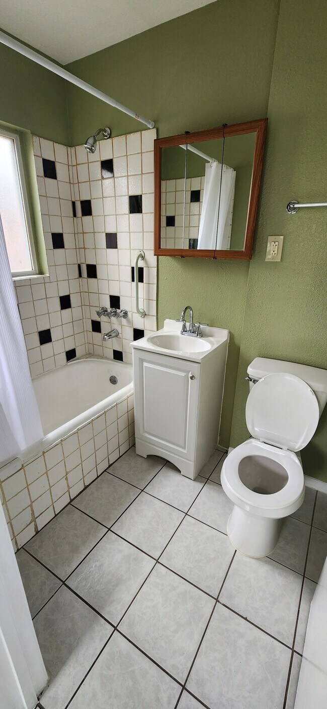 5829 1/2 Cimarron St in Los Angeles, CA - Building Photo - Building Photo