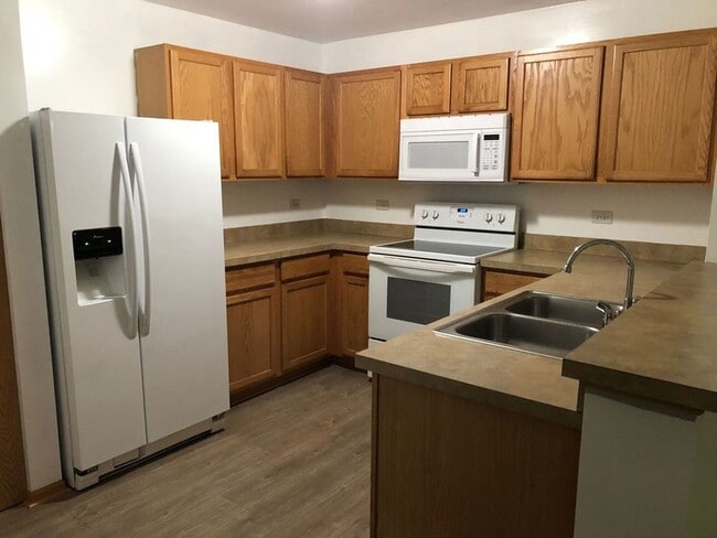 2115 Silverstone Dr, Unit 2115 in Carpentersville, IL - Building Photo - Building Photo