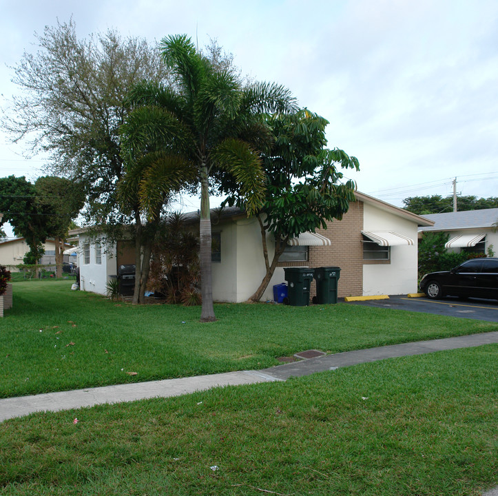 33-37 NE 2nd Ave in Dania Beach, FL - Building Photo