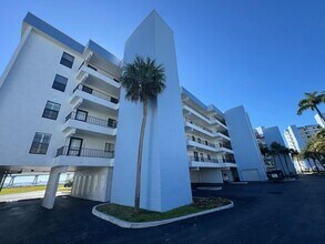 15010 Punta Rassa Rd in Ft. Myers, FL - Foto de edificio - Building Photo