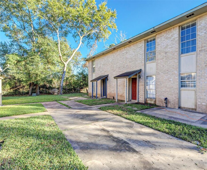 1928 Avenue B in Katy, TX - Building Photo