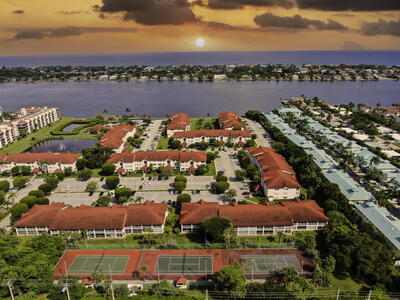 105 Half Moon Cir in Hypoluxo, FL - Building Photo