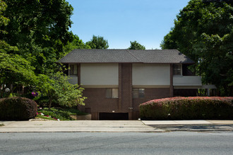 Fairfield Townhouses At Lawrence in Lawrence, NY - Building Photo - Building Photo