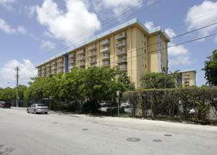 Yolanda Villas in Miami, FL - Building Photo - Building Photo