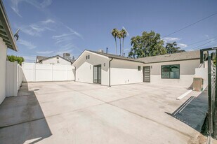 10422 Woodley Ave in Granada Hills, CA - Building Photo