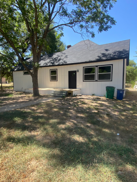 607 W Main St in Cameron, TX - Building Photo