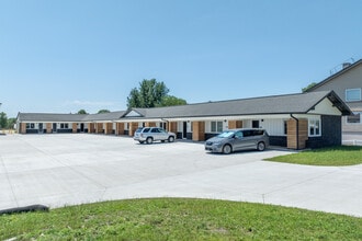 Falls Edge Studios in Cedar Falls, IA - Building Photo - Building Photo