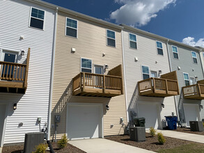 Room in Townhome on Chert Ln in Raleigh, NC - Building Photo - Building Photo
