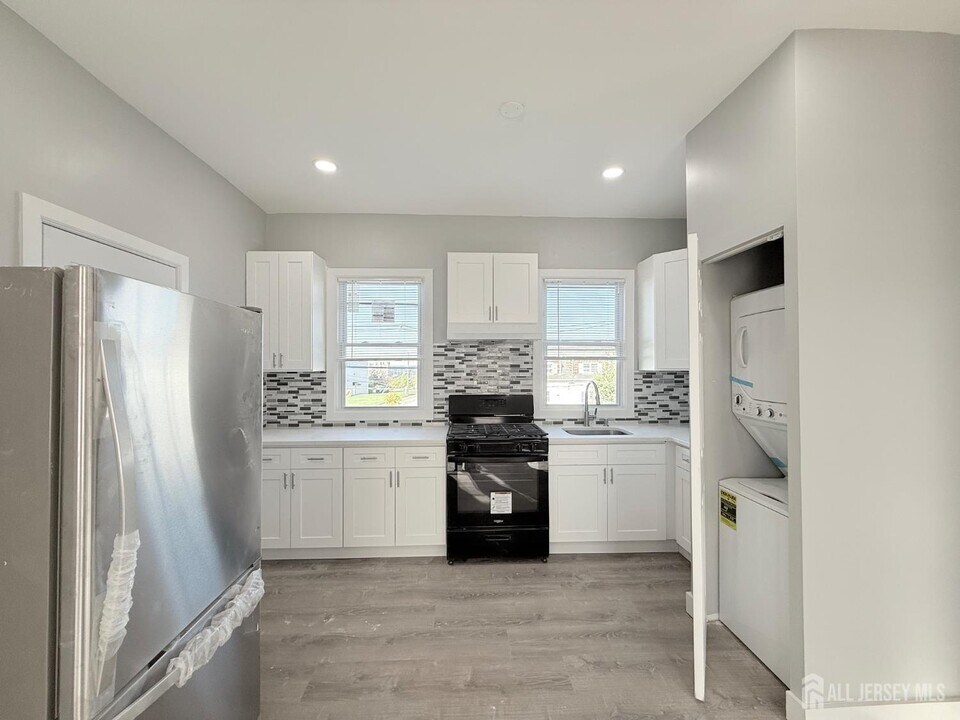 146 Hayward Ave in Carteret, NJ - Building Photo