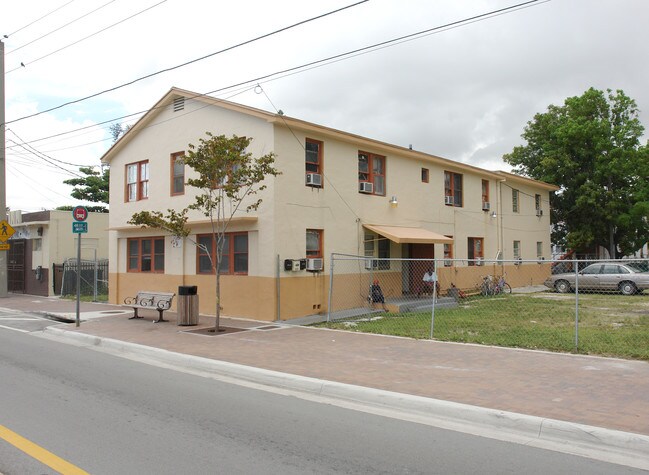 3535 Grand Ave in Miami, FL - Foto de edificio - Building Photo