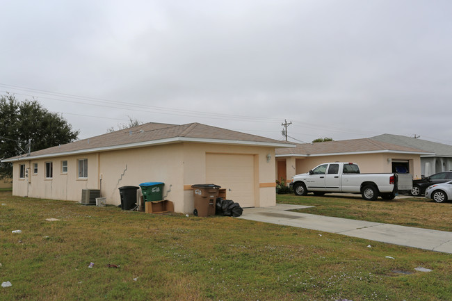 3736 Santa Barbara Blvd in Cape Coral, FL - Foto de edificio - Building Photo