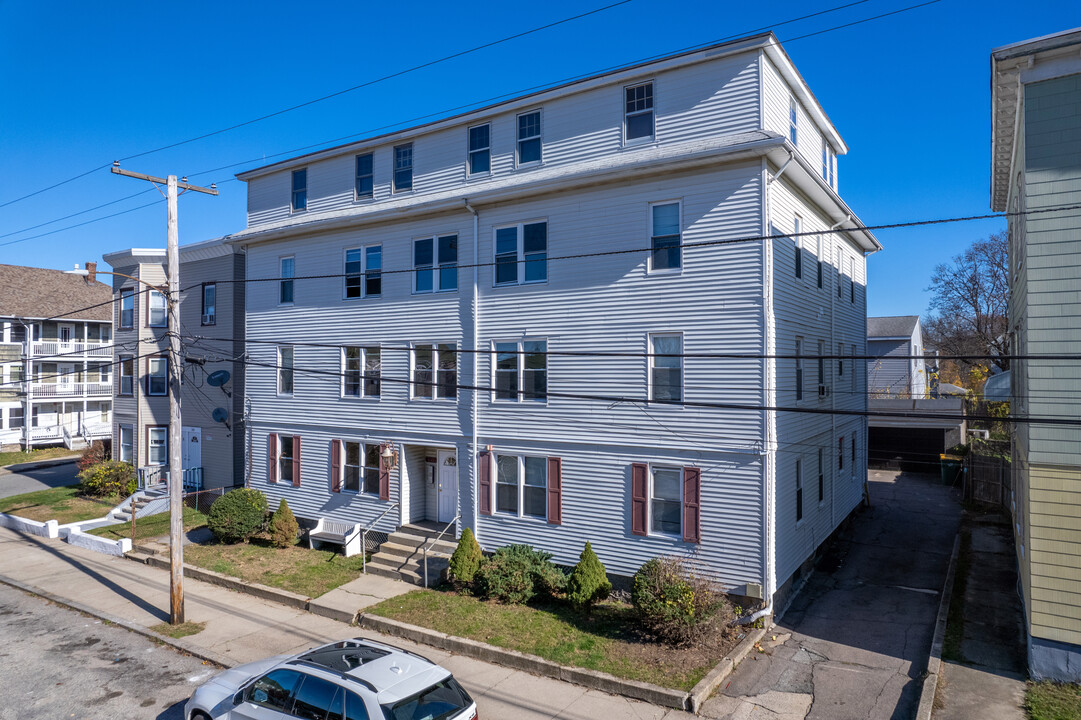 357 Burnside Ave in Woonsocket, RI - Foto de edificio