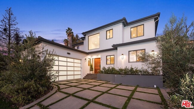 2408 Castle Heights Ave in Los Angeles, CA - Building Photo - Building Photo