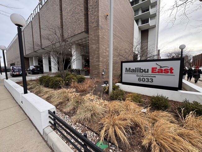 6033 N Sheridan Rd in Chicago, IL - Building Photo - Building Photo