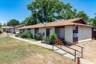 516 Roberts Ln in Bakersfield, CA - Building Photo