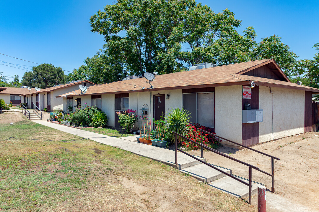 516 Roberts Ln in Bakersfield, CA - Foto de edificio