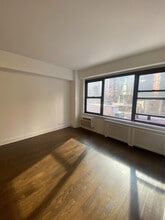 157 E 57th St, Unit 7C in New York, NY - Foto de edificio - Building Photo