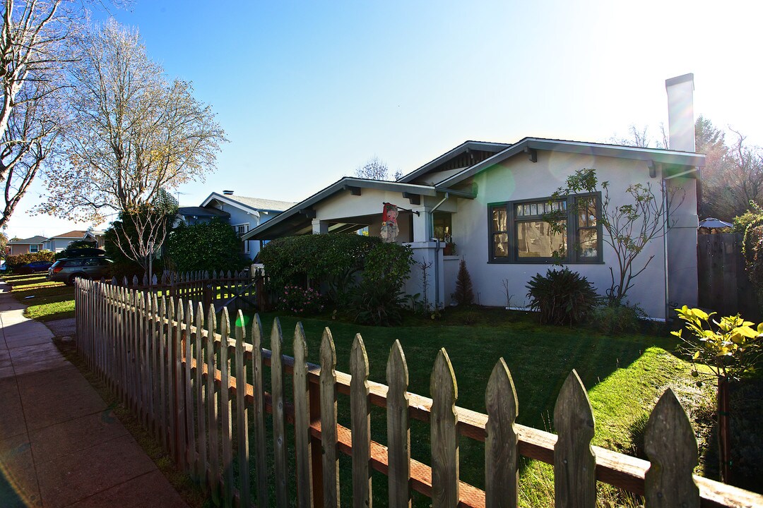 1027 Chula Vista Ave in Burlingame, CA - Foto de edificio