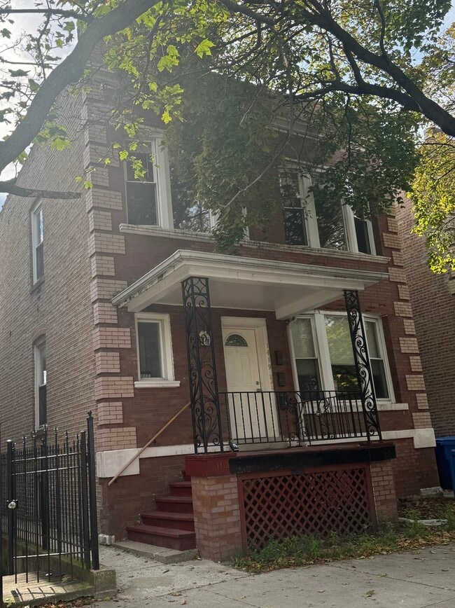 property at 1419 W Sunnyside Ave