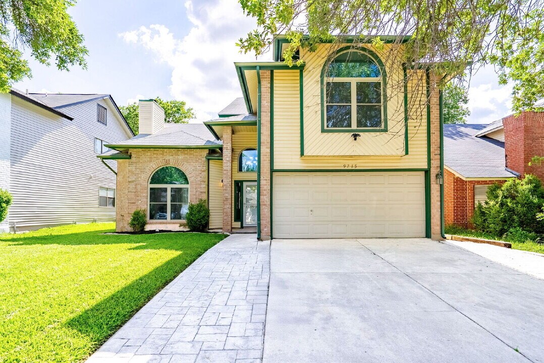 9715 Quiet Lake in San Antonio, TX - Foto de edificio