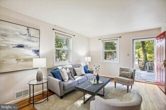 127 Dale St in Alexandria, VA - Foto de edificio - Building Photo