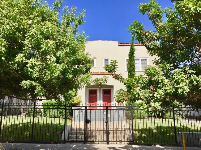 156 S Catalina St, Unit 156 in Los Angeles, CA - Building Photo - Building Photo