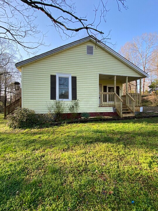 135 Mill Rd in Cherryville, NC - Building Photo
