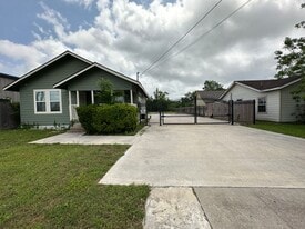 2405 Randolph Rd in Pasadena, TX - Building Photo