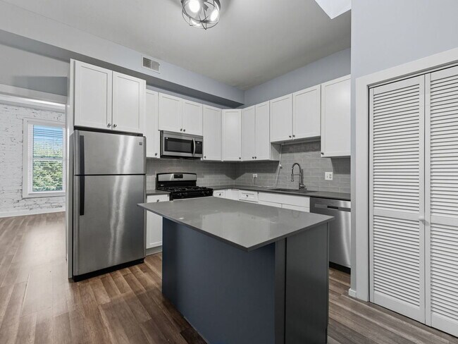 2370 N Elston Ct in Chicago, IL - Building Photo - Building Photo