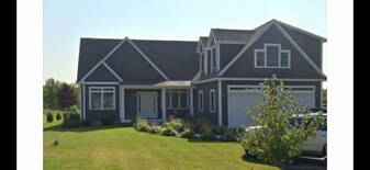 17 Winn Rd in Falmouth, ME - Building Photo