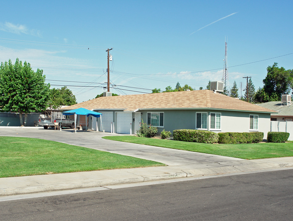 2045 Mayfair Dr W in Fresno, CA - Foto de edificio