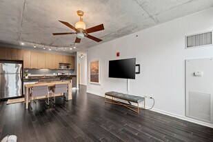659 W Randolph St, Unit Unit 407 in Chicago, IL - Building Photo