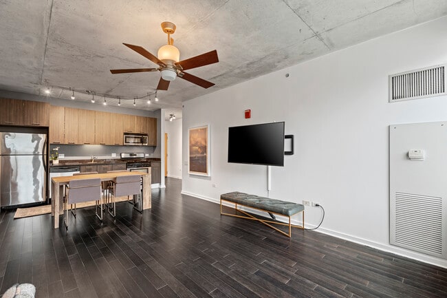 property at 659 W Randolph St