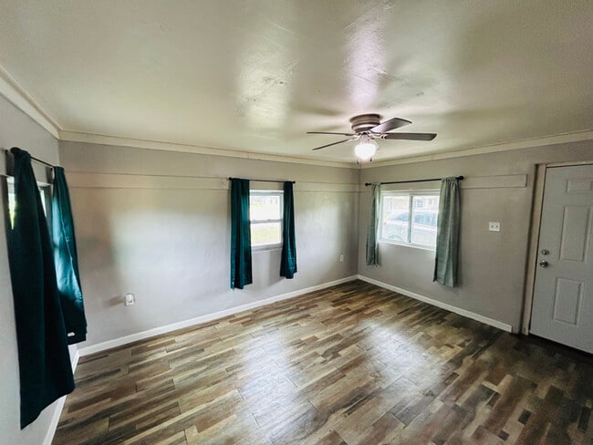 8010 SE US Hwy 301 in Hawthorne, FL - Foto de edificio - Building Photo