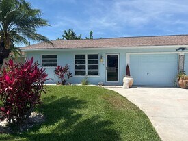 645 95th Ave N in Naples, FL - Building Photo