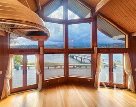 20539 Chief Sealth Dr NE in Indianola, WA - Foto de edificio - Building Photo