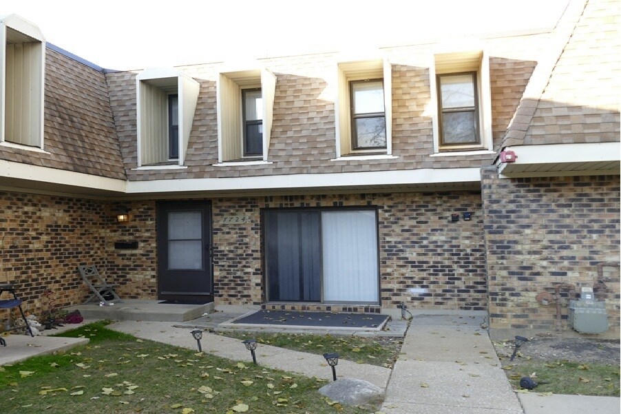 7724 Woodward Ave in Woodridge, IL - Foto de edificio