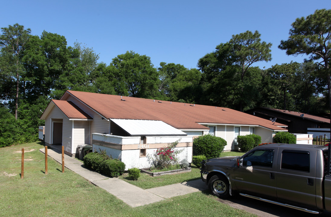 8401 Country Walk Dr in Pensacola, FL - Building Photo