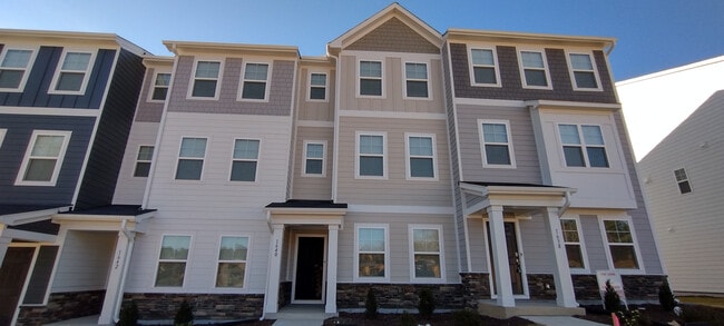 Room in Townhome on Kipp Ln in Apex, NC - Building Photo - Building Photo