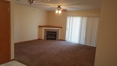 4705 Chadwick Rd, Unit 4705 Chadwick #8 in Cedar Falls, IA - Foto de edificio - Building Photo