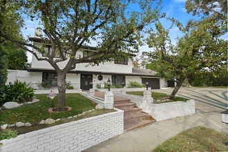 9853 Wish Ave in Northridge, CA - Foto de edificio - Building Photo