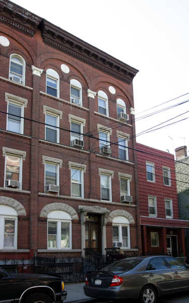 182 Freeman St in Brooklyn, NY - Foto de edificio
