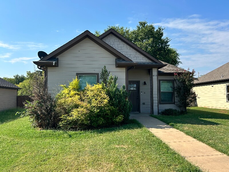 673 Copenhavr St in Pilot Point, TX - Building Photo