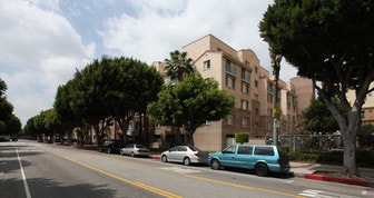 Villa Del Pueblo in Los Angeles, CA - Building Photo