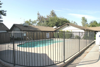 Ashlan Lagoon Apartments in Fresno, CA - Building Photo - Building Photo