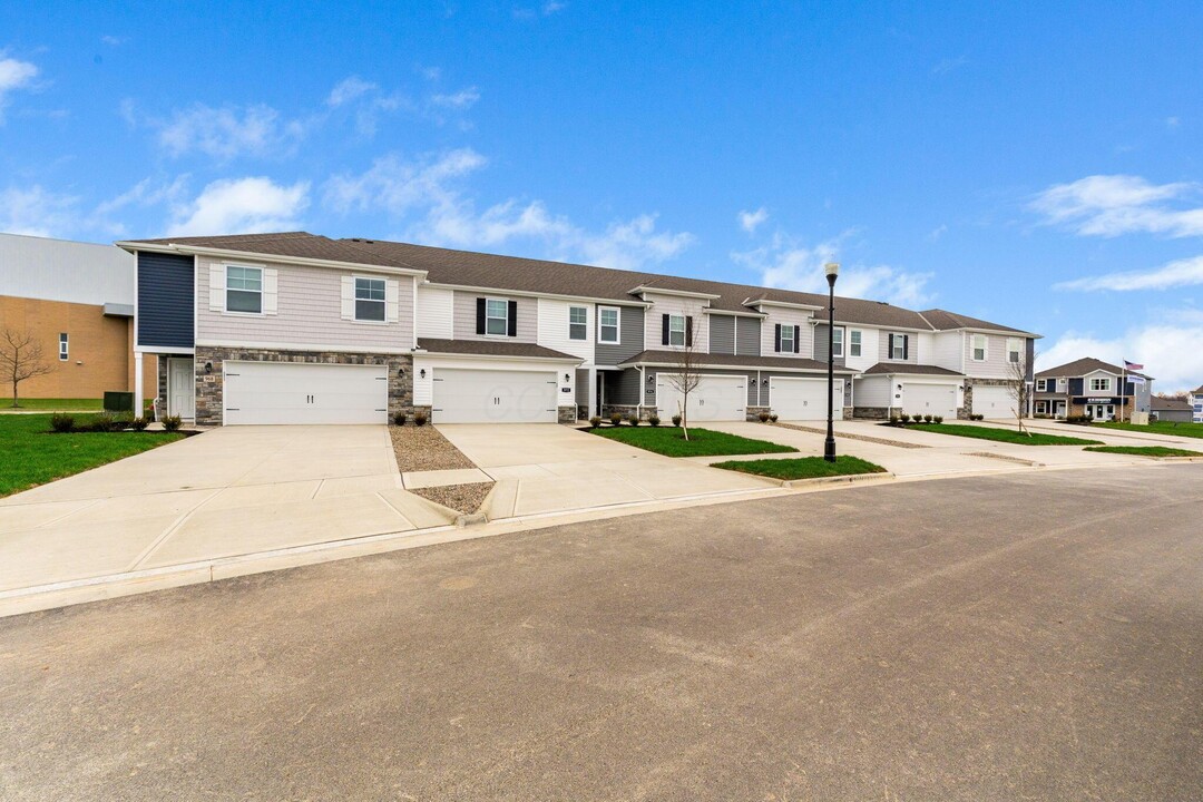 962 Capriconus Dr in Pataskala, OH - Building Photo