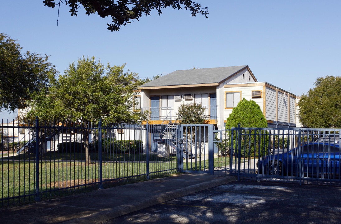 Park at Presa in San Antonio, TX - Building Photo